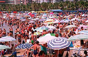 Los bañistas abarrotaron ayer las playas de Salou.