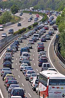 Colas en la autopista A-7, ayer a mediodía.