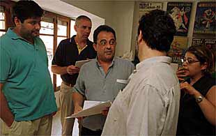 El presidente de la Asociación Santa Marta, Pedro Escrig, en el centro, ayer, con representantes de las fiestas de moros y cristianos de La Vila.