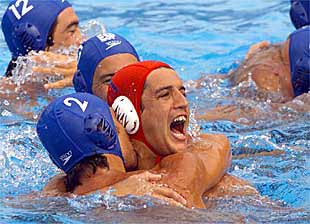 Rollán, el guardameta español, es abrazado por un compañero en medio de la alegría general tras ganar a Italia.