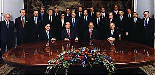  Foto de familia  del primer Consejo de Administración del BSCH. Sentados, de izquierda a derecha: Matías Rodríguez Inciarte, José María Amusátegui, Emilio Botín y Ángel Corcóstegui.