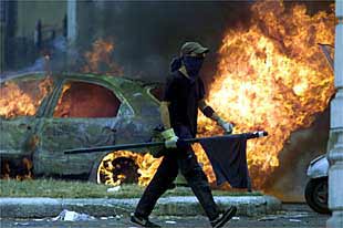 Un manifestante del Bloque Negro el viernes 20 de julio en Génova.
