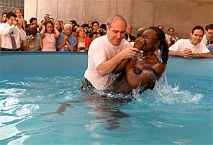 Bautizo de una mujer como testigo de Jehová en la plaza de toros de Vistalegre.