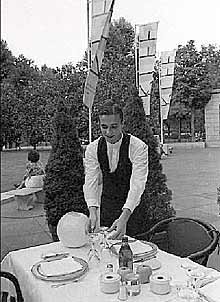 Un camarero prepara una mesa.