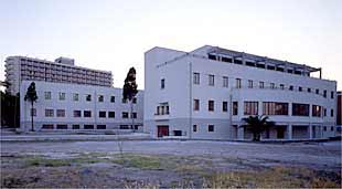 Fachada del edificio rehabilitado en Torremolinos, que responde al denominado racionalismo aerodinámico por su planta en forma de avión.