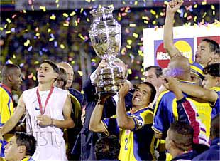 Iván Córdoba, capitán y autor del gol de la final, levanta la copa junto a sus compañeros.