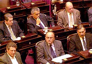 Un grupo de senadores radicales, durante el debate de la Ley de Déficit Cero.