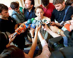 La presidenta de la AVL, Ascensión Figueres, ayer, ante los periodistas con el vicepresidente, Josep Palomero.