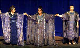 De izquierda a la derecha, la  mezzosoprano  Luciana d'Intino, la soprano Manon Feubel y el tenor Vladímir Galouzine, en el ensayo generall de  Aida. 