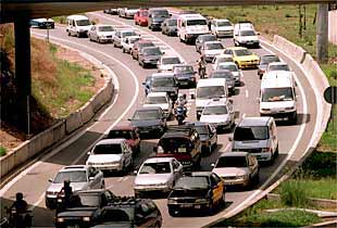 Las vías de acceso a la ciudad de Barcelona por el norte quedaron ayer atascadas como consecuencia de diversas obras que realiza el Ministerio de Fomento.