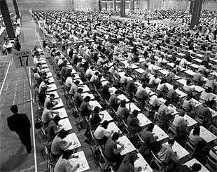 Cientos de opositores, durante unos exámenes en el Parque de las Naciones de Madrid, en 1997.