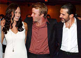 Angelina Jolie, Thomas Jane y Antonio Banderas (con barba), en la presentación del filme  Original sin .