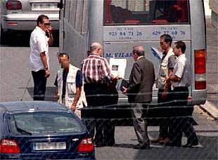 Roldán, de espaldas y con camisa de cuadros, salió ayer de la prisión de Brieva (Ávila).