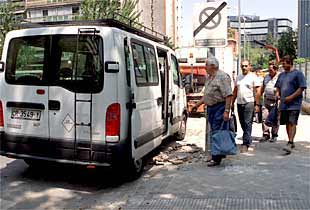 Obreros de pueblos de Ciudad Real, antes de regresar desde Madrid a sus localidades.