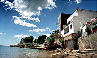 A la derecha, casa desde la que Sebastián Arbó se lanzaba todos los veranos.