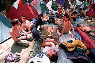 Algunos de los acampados ayer en Torelló para asistir al festival.