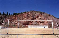 La cantera de La Vilavella, cuyas rocas sirvieron para construir el puerto de Burriana, ha sido ocupada hoy por un polideportivo.