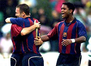 Anderson, junto a Kluivert, se abraza a otro compañero para celebrar un gol.