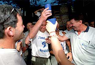   Sintel pone fin a 187 días de acampada    (L. M.)  Galería:   Historia de un conflicto 