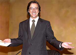 El ministro portavoz, Pío Cabanillas, antes de la conferencia de prensa tras el Consejo de Ministros.