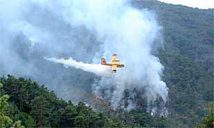 Un hidroavión descarga agua sobre el incendio en los mallos de Riglos.
