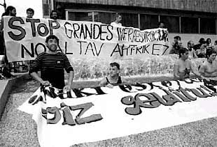 Un grupo de personas se baña, ayer, frente al BBVA de Bilbao para protestar contra la globalización.