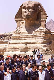 El Madrid se comprometió por contrato y la plantilla debió acudir ayer de visita por El Cairo, donde posó ante la esfinge de Gizeh.