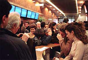 Clientes de Asesores de Valores (AVA) se agolpan en la sede de la agencia en Zaragoza, en 1998.