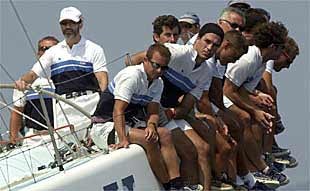 El actor Antonio Banderas (con gorra y barba) patronea el velero    Tau Cerámica. 