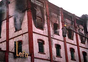 Imagen de la fábrica incendiada.