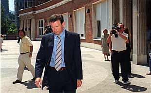 El  lehendakari  Juan José Ibarretxe, llega al hospital de Cruces, en Barakaldo, donde fueron ingresados los  ertzainas  heridos.