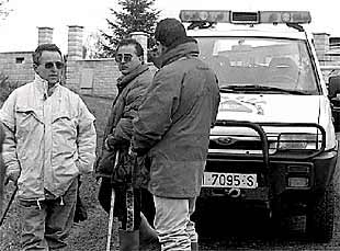 Familiares de Acebes, cuando participaban en las tareas de su búsqueda antes de hallarse su cadáver.