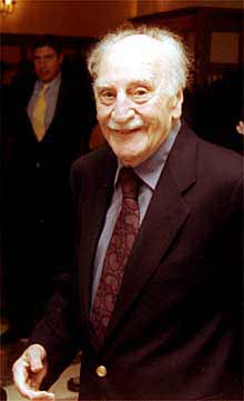 Francisco Ayala, en el palacio de la Magdalena, en Santander.