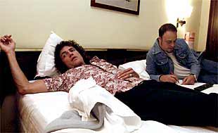 Carlos Tarque, cantante de M-Clan, y Ricardo Ruipérez, guitarrista del grupo, en el hotel de Vitoria poco antes del concierto.