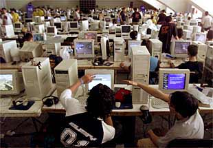 Los asistentes a la Campus Party se instalan en el recinto del Museo de las Ciencias de Valencia.