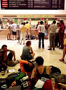 La huelga de maquinistas ha dejado a muchos turistas en Sants.