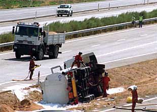 El tráfico permanecía cortado en ambos sentidos anoche, provocando retenciones de hasta 14 kilómetros.