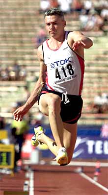 Jonathan Edwards, en un salto de la final.