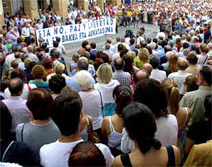 Miles de ciudadanos secundaron la concentración de apoyo a la Ertzaintza en Portugalete.