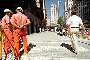 Tramo remodelado en la Gran Vía, con el nuevo pavimento peatonal de granito gris. En el centro de la foto se aprecia una de las nuevas farolas.