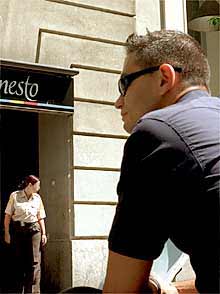 Antonio Enrique M. M., ante la sucursal de Banesto.
