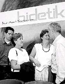 Familiares de Korta, durante la presentación, ayer, de la fundación.