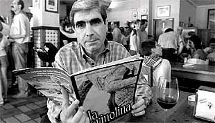 José Antonio García Díez relee un número de La Crinolina en la sede de su peña taurina.