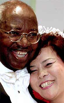 Milingo y María Sung durante su boda en mayo en Nueva York.