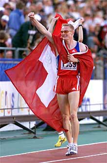 André Bucher festeja su victoria en los 800 metros.