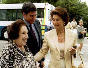 Rosalyn Tureck, a la izquierda, con José Luis García Delgado, rector de la UIMP, y Paloma O'Shea.