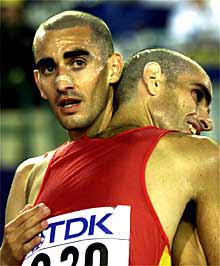 Fabían Roncero y José Ríos se abrazan al final.