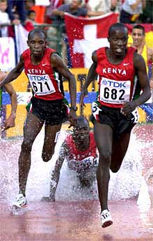 El keniano Kosgei se escapa mientras su compatriota  Kator cae en la ría.