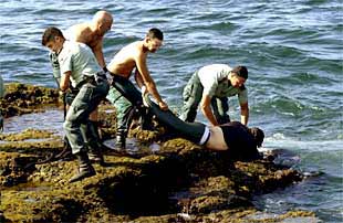 La Guardia Civil rescata en Tarifa (Cádiz) el cadáver de un barón, presumiblemente un inmigrante magrebí.