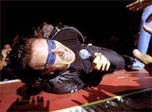 Bono, durante su actuación en el Palau Sant Jordi.